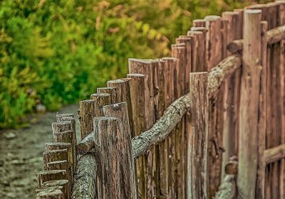 Pour clôturer son terrain, il faut respecter les règles locales d’urbanisme